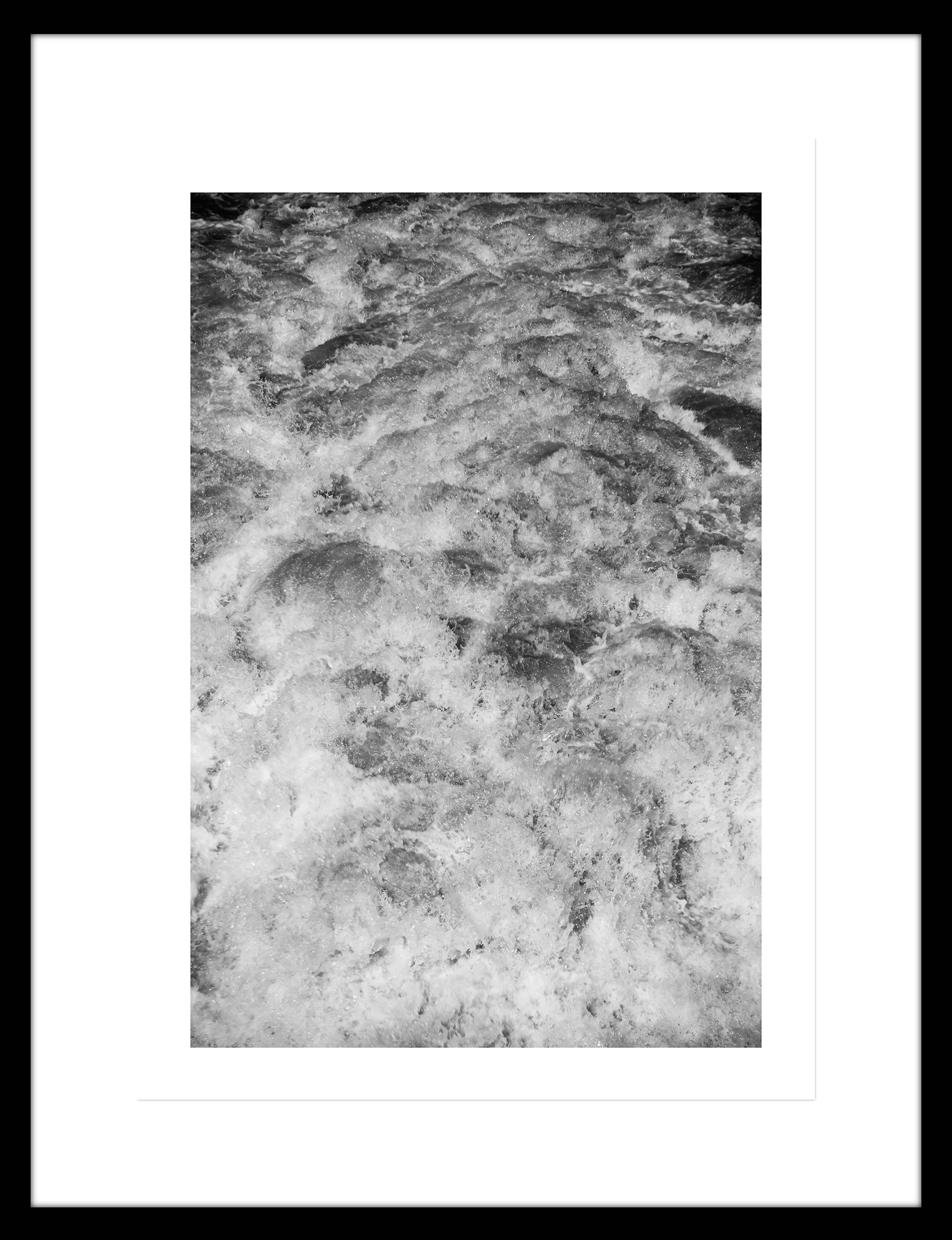 Ampliación de la fotografía de una gran masa de agua revuelta que se asemeja a un grupo de gusanos interactuando entre si