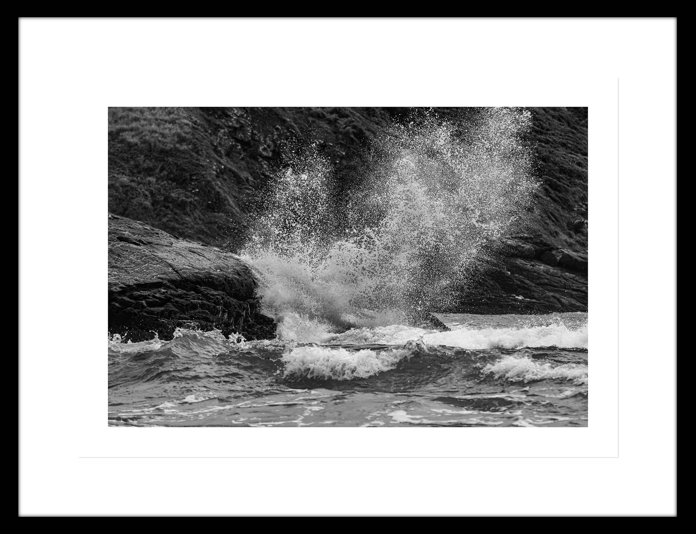 Ampliación de la fotografia de la potencia del mar al estrellarse contra las rocas de la costa