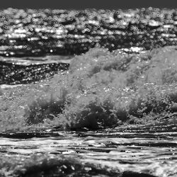 Fragmento de la Fotografía Anillos de la colección Olas de Máximo Ruiz – reflejos del sol sobre el mar
