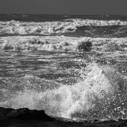 Fragmento de la Fotografía Congelando el tiempo de la colección Olas de Máximo Ruiz – Gran ola rompiendo contra la pared de un pequeño acantilado