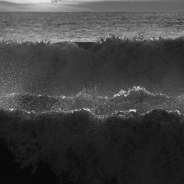 Fragmento de la fotografía del amanecer sobre el mar en un día con oleaje tranquilo
