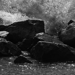 Fragmento de la Fotografía Todo es ahora de la colección Olas de Máximo Ruiz – Registro de la fuerza de las olas rompiendo contra las rocas
