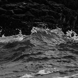 Fragmento de la Fotografía Explosión de la colección Olas de Máximo Ruiz – Registro de la potencia del mar al estrellarse contra las rocas de la costa